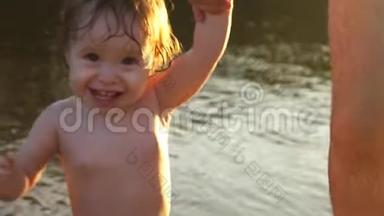 在炎热的夏天，小宝宝走过凉爽的水，微笑着牵着爸爸的手。