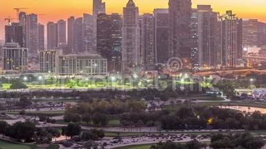 阿联酋迪拜，朱美拉湖摩天大楼和高尔夫球场，日夜兼程
