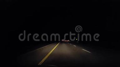 夜间驾驶农村公路乡村。 观光点POV晚间乡村高速公路或高速公路或州际公路