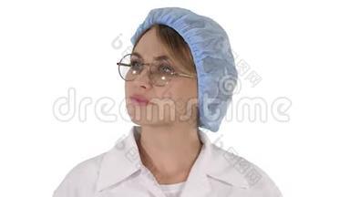 戴着眼镜和帽子的女医生在白色背景<strong>上走来走去</strong>。