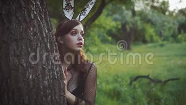 那个女孩躲在树后面的一棵树后面。 她很害怕