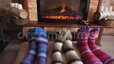 穿着羊毛短袜的脚在圣诞节时被温暖的炉火温暖