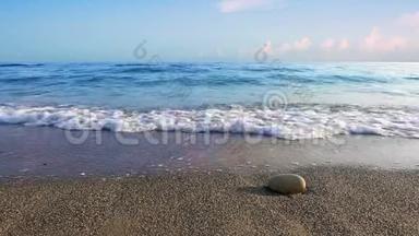 沙滩上的灰色石头。 暑期旅游背景。