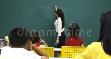 亚洲老师在绿板上写数学题..
