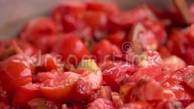 烹饪番茄酱特写.. 锅中加入新鲜番茄，慢动作。