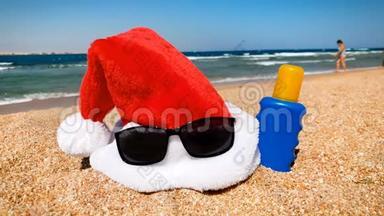 圣诞老人<strong>帽子</strong>躺在<strong>沙滩</strong>上的4K镜头。 在热带岛屿庆祝圣诞节的概念