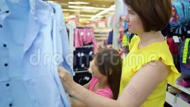 白人母女在商店货架旁选择市场上的衬衫