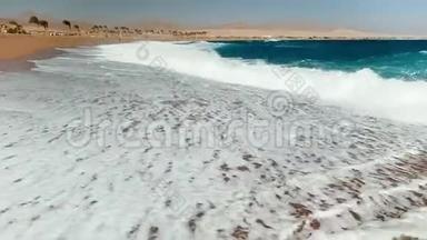 风和日丽的4k<strong>大海浪</strong>在沙滩上翻滚的视频
