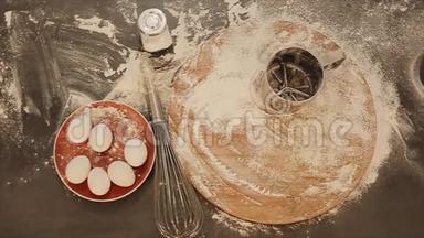 制作甜面包面包面包顶视图。 金属筛。 烘焙准备。 面包师双手顶着面包。 烹饪