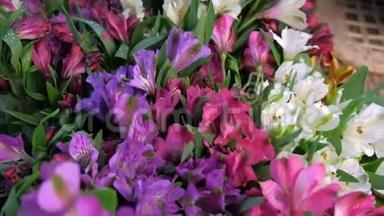 鲜花杜鹃花在花瓶里滴着水滴，在花店卖特写.