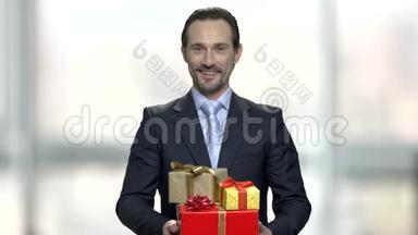 微笑的商人拿着一<strong>堆礼品</strong>盒。