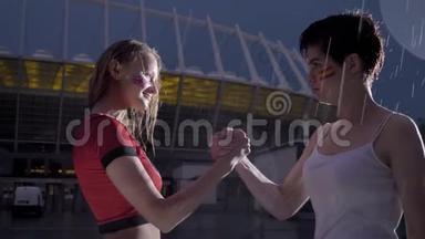 冠军联赛，两名少女足球迷在雨中握手，对抗概念60fps