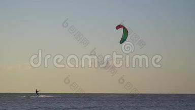 一个人在刮风的下午在海上放风筝，<strong>鸟</strong>儿<strong>飞过天空</strong>