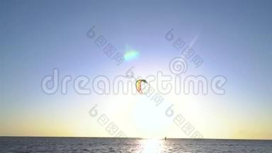 黎明时分，一个男人控制着一只训练风筝，一个运动的背景