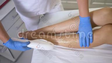 美容方面的独特技术，美容师在治疗室对病人的双脚进行激光脱毛