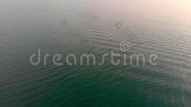 一名运动员站起桨水上运动的距离，空中俯瞰海洋