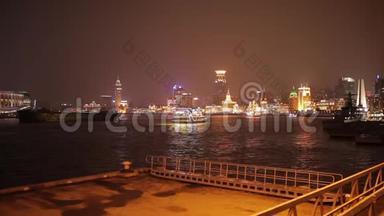 上海-2018年3月19日：晚上看浦东堤岸，灯火辉煌的旅游船在黄浦江航行，