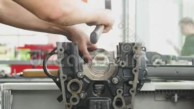 19.07.2018Chernivtsi-男子手正在修理汽车零件。 汽车修理