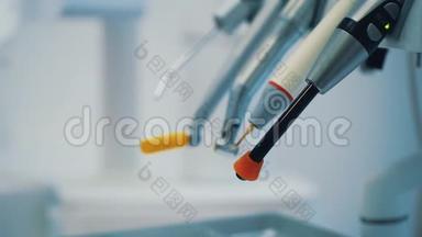 牙科，药品，医疗<strong>器械</strong>.. 牙科<strong>器械</strong>。 概念----灯具和牙科设备的特写