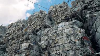 一堆垃圾在垃圾堆里，底部。 脏垃圾堆放在专门的工厂回收利用..