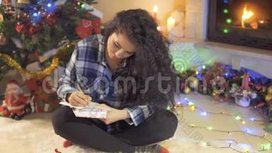 美丽的坐在圣诞树旁边写着<strong>愿望清单</strong>