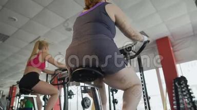 在<strong>健身</strong>房里，一个腿粗的女人骑着固定的自行车，<strong>减肥</strong>