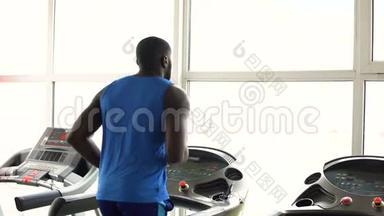 美国黑人肌肉男在健身房跑步机上跑步，锻炼，运动
