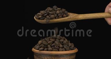 咖啡豆可以从一个木勺里的一堆泥土碗里的种子上得到<strong>足够</strong>的睡眠。