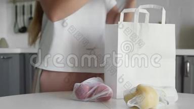 在木桌上的厨房里，年轻女子用蔬菜包装购物袋。 <strong>零废物</strong>之家和生态袋