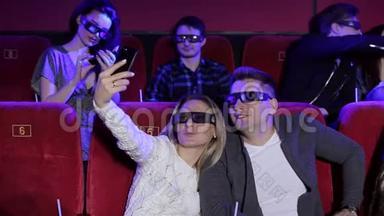 快乐的夫妇在电影院一起看电影时自拍。