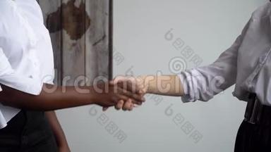 两个多民族的女人握手。 商务人士握手特写