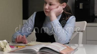 穿校服的少女做家庭作业