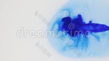 彩色颜料流在水中，彩色墨云，抽象的动作.. 白色背景上的蓝色染料。