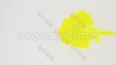 彩色颜料流在水中，彩色墨云，抽象的动作.. 白色背景上的黄色染料。