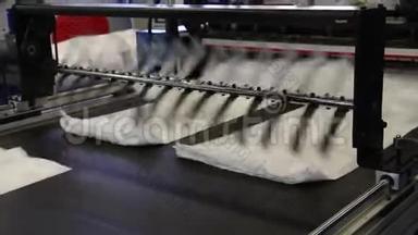 这段视频显示了一家生产塑料袋的工厂。
