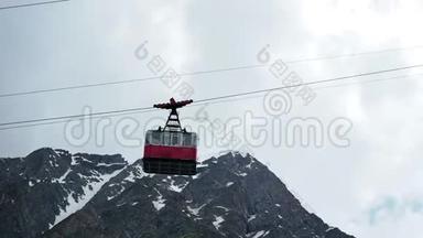 红缆车在群山的背景下老红缆车在山上与游客。