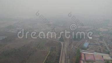 北京以外的农村贫困村，在极端污染的白天有农田和火车轨道