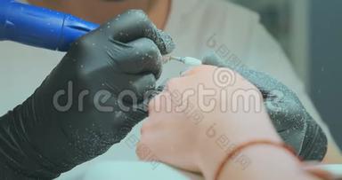 戴手套的医生从客户指甲上取下旧的覆盖物
