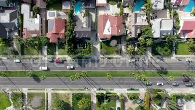 洛杉矶市中心有大房子和<strong>小街</strong>的富裕地区的空中俯视图
