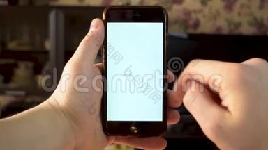 那个人用电话。 一只手用手指在带有白色屏幕的智能手机上做双拍。 模板。