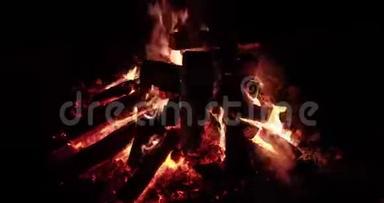 大火在晚上用柴火，篝火在晚上燃烧，火花，火苗，是许多红色的木煤