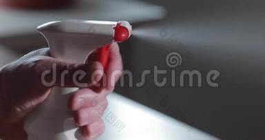 男人`手按消毒喷雾，按红色按钮，关闭视频，消毒手部皮肤