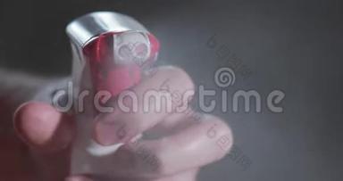 男人`手按消毒喷雾，按红色按钮，关闭视频，消毒手部皮肤