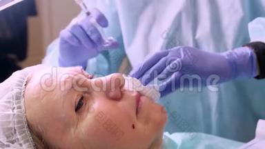 50岁的中年妇女在医生的脸上注射透明质酸