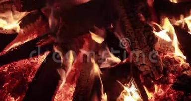 大火在晚上用柴火，篝火在晚上燃烧，火花，火苗，是许多红色的木煤
