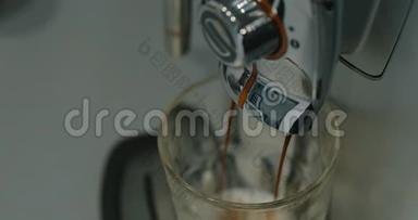 <strong>咖啡机</strong>或<strong>咖啡机</strong>的特写镜头，将煮好的热<strong>咖啡</strong>倒入透明玻璃杯。 厚厚厚厚