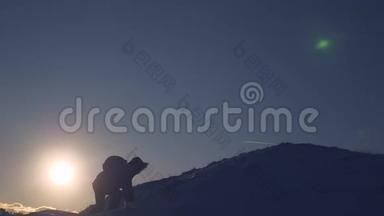 登山者慢慢爬上雪山，旅行者走向胜利。 游客们在山顶上为胜利而欢欣鼓舞