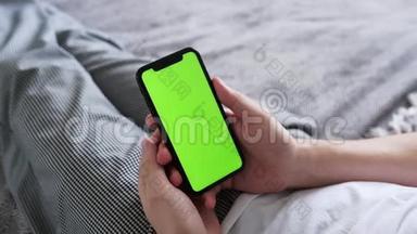 持有色度键绿色屏幕智能手机观看内容，无需触摸或刷卡。