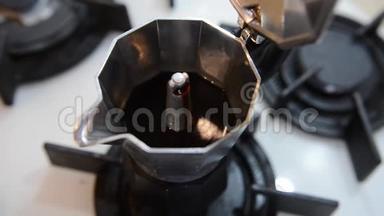 在煤气炉上用莫卡壶冲泡浓缩咖啡