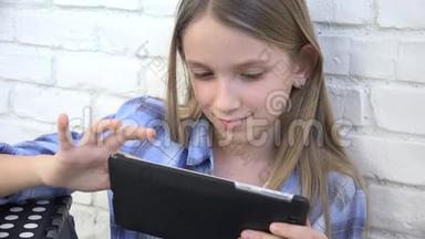 <strong>儿童</strong>游<strong>戏</strong>平板电脑，<strong>儿童</strong>智能手机，女孩阅读信息浏览互联网